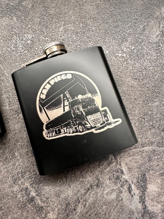 Placatka černá 220ml + gravírované logo/text